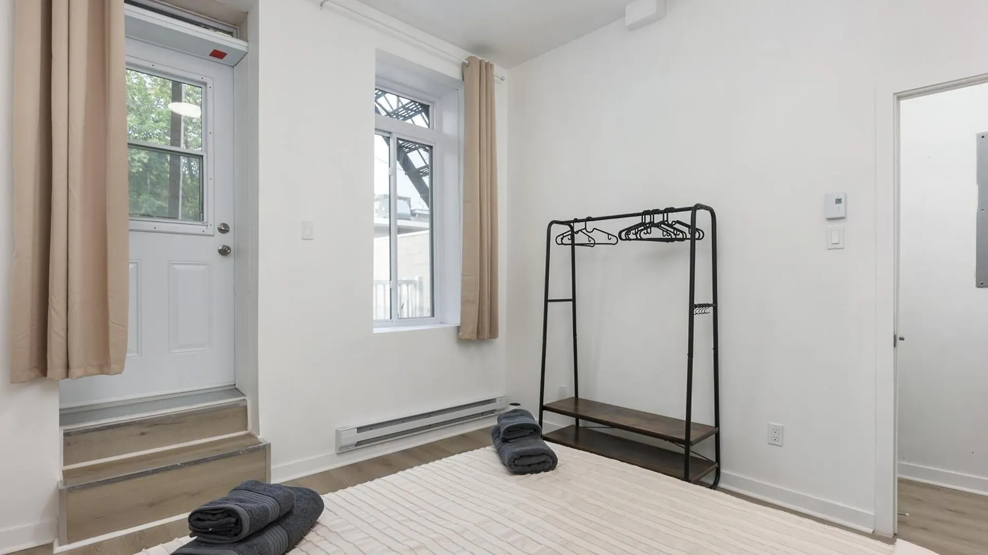 Three Bedroom Chic Condo Downtown Montréal