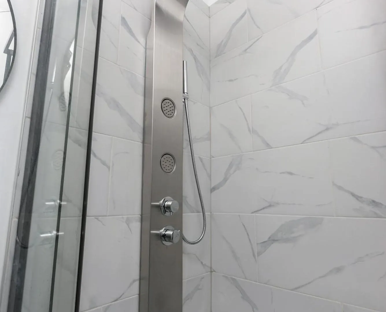 Three Bedroom Chic Condo Downtown Montréal Apartment