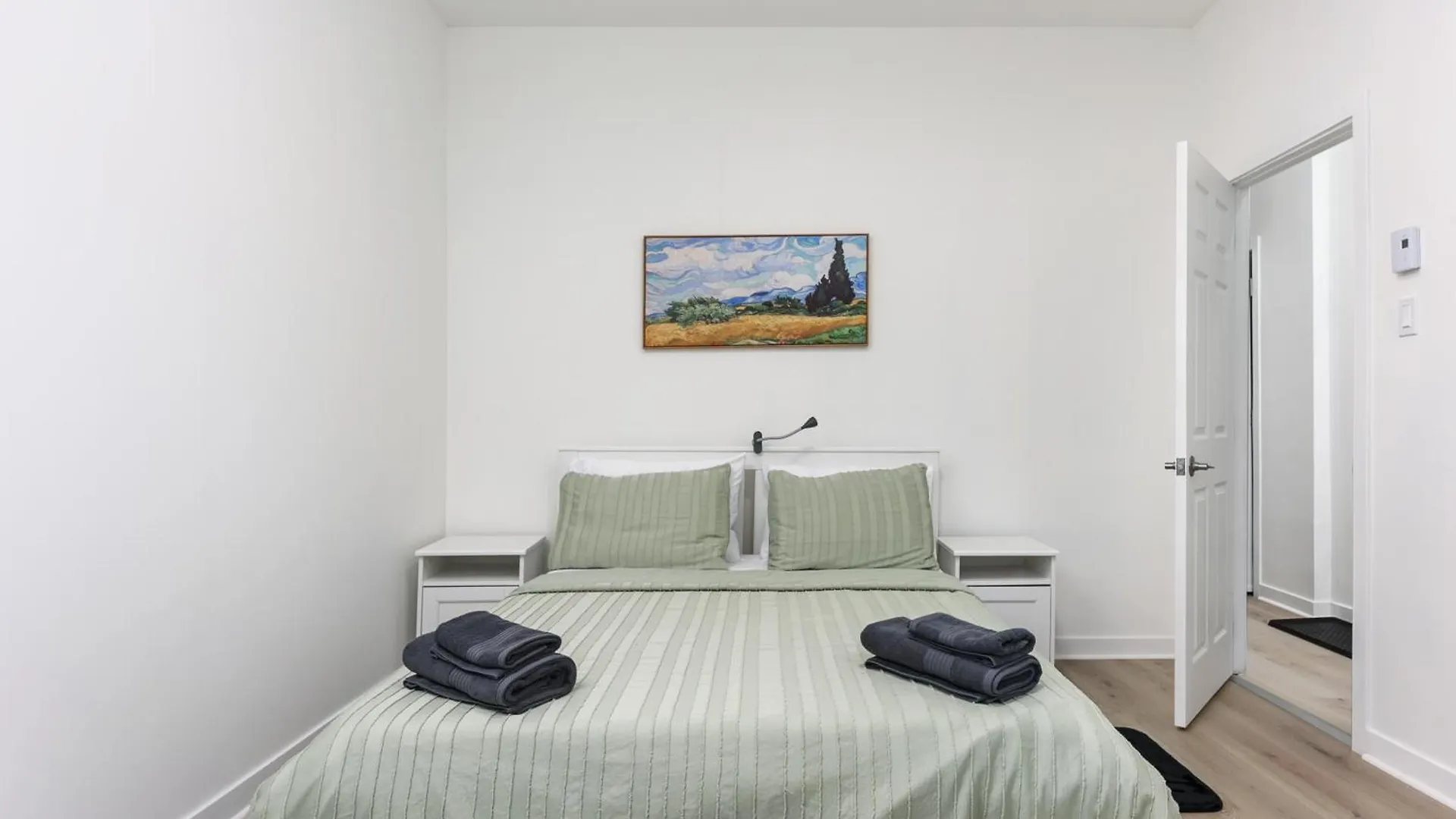 Apartment Three Bedroom Chic Condo Downtown Montréal