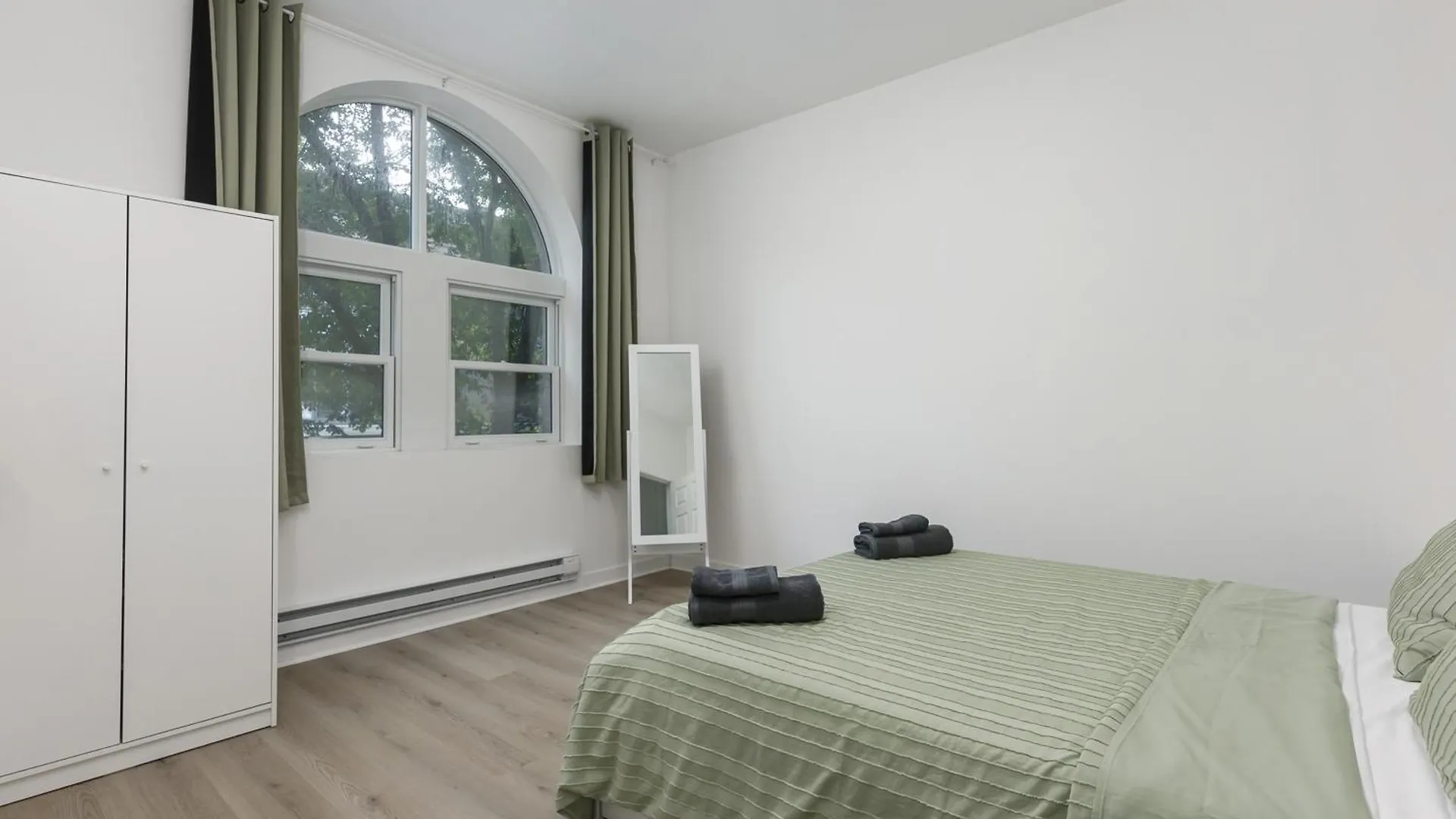 Three Bedroom Chic Condo Downtown Montréal 0*,