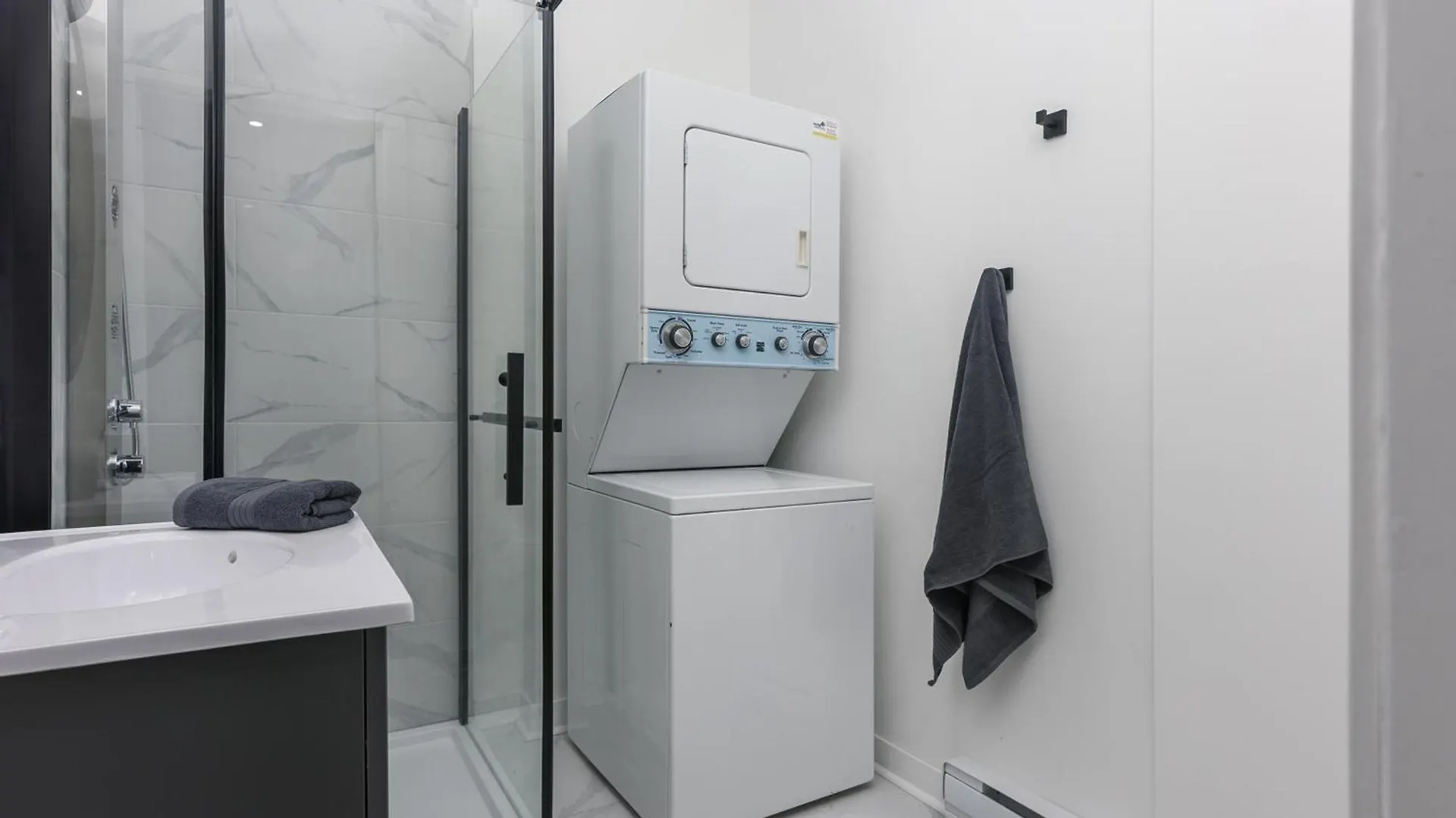 Three Bedroom Chic Condo Downtown Montréal